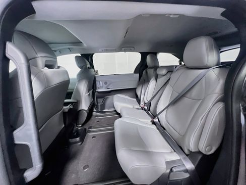 Used 2025 Toyota Sienna XLE FWD image 28