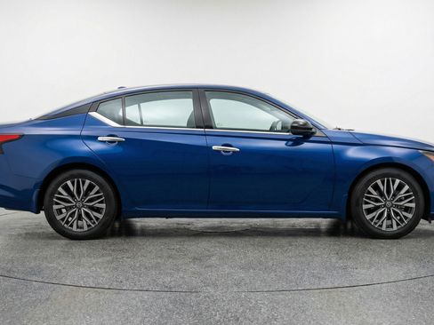 Used 2025 Nissan Altima 2.5 SV image 11