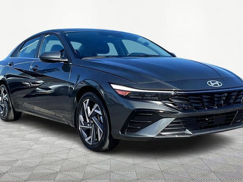 Used 2025 Hyundai Elantra SEL image 12