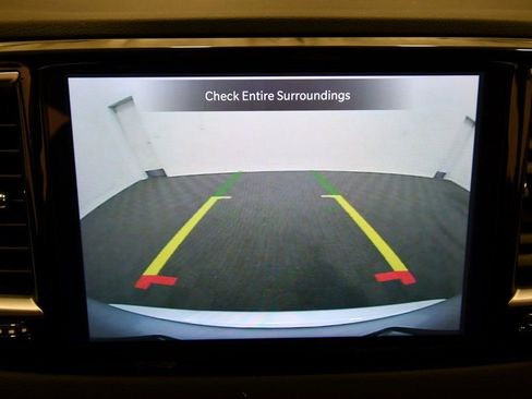 Used 2024 Chrysler Pacifica Touring-L image 26