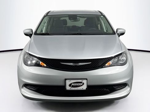 Used 2023 Chrysler Voyager LX image 4