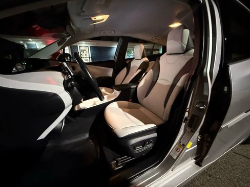 Used 2017 Toyota Prius Prime Premium image 41