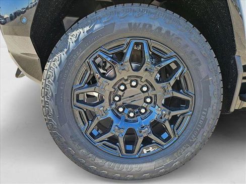 New 2025 GMC Hummer EV 2X image 10