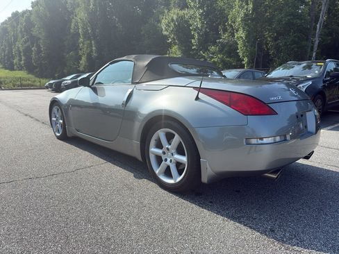 Used 2005 Nissan 350Z Touring RWD image 2