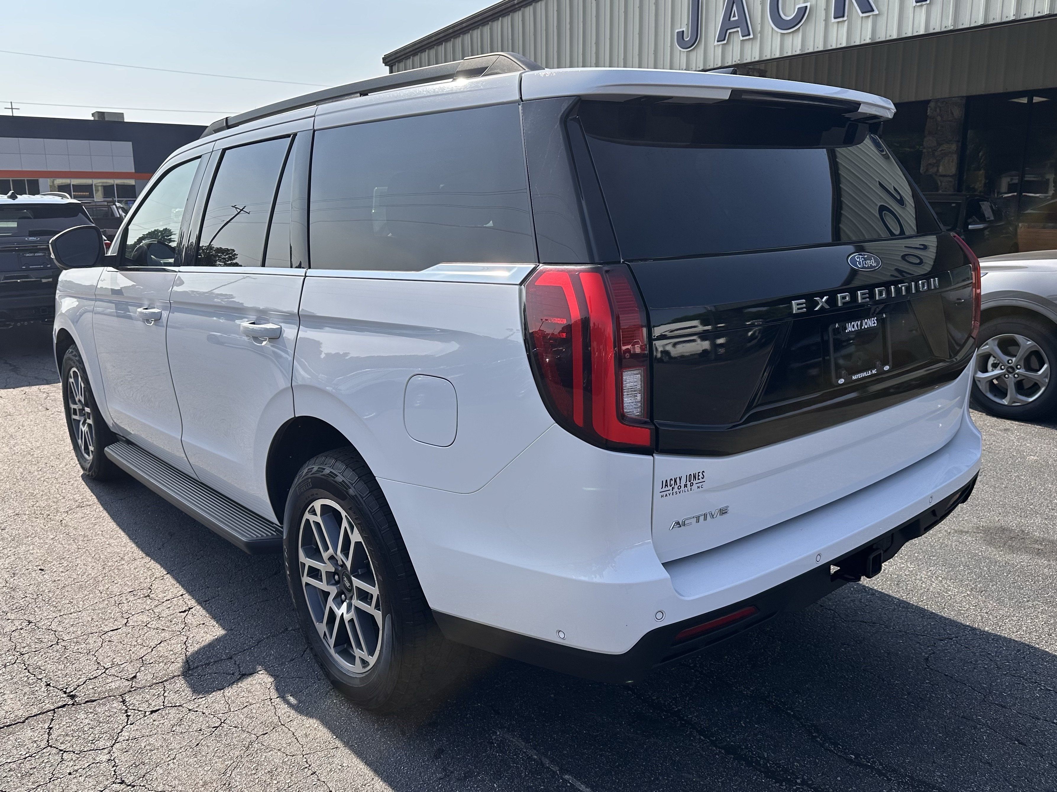 Used 2025 Ford Expedition Active AWD/4WD image 8