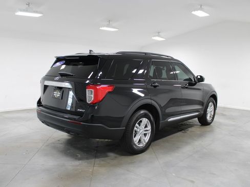 Used 2023 Ford Explorer XLT AWD/4WD image 9