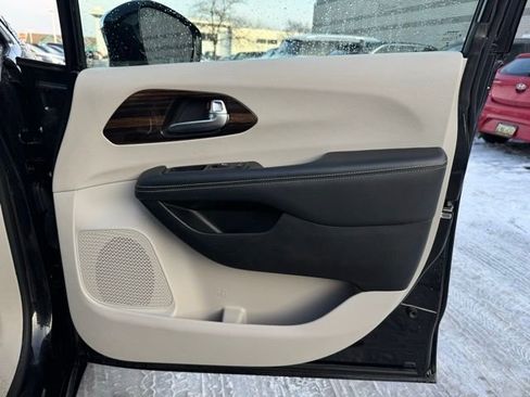 Used 2023 Chrysler Pacifica Limited image 14