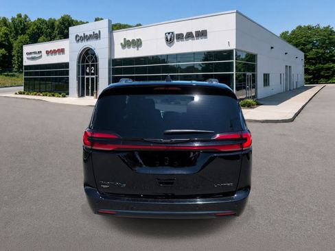 Used 2025 Chrysler Pacifica Limited FWD image 5