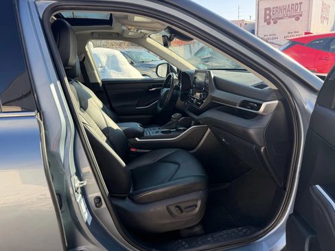 Used 2020 Toyota Highlander XLE image 25
