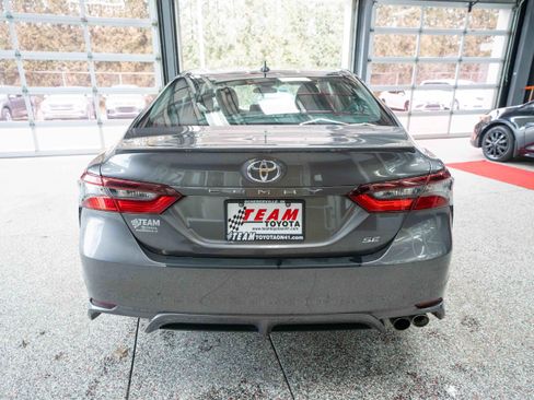 Used 2024 Toyota Camry SE image 3