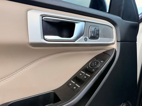 Used 2020 Ford Explorer Limited image 18