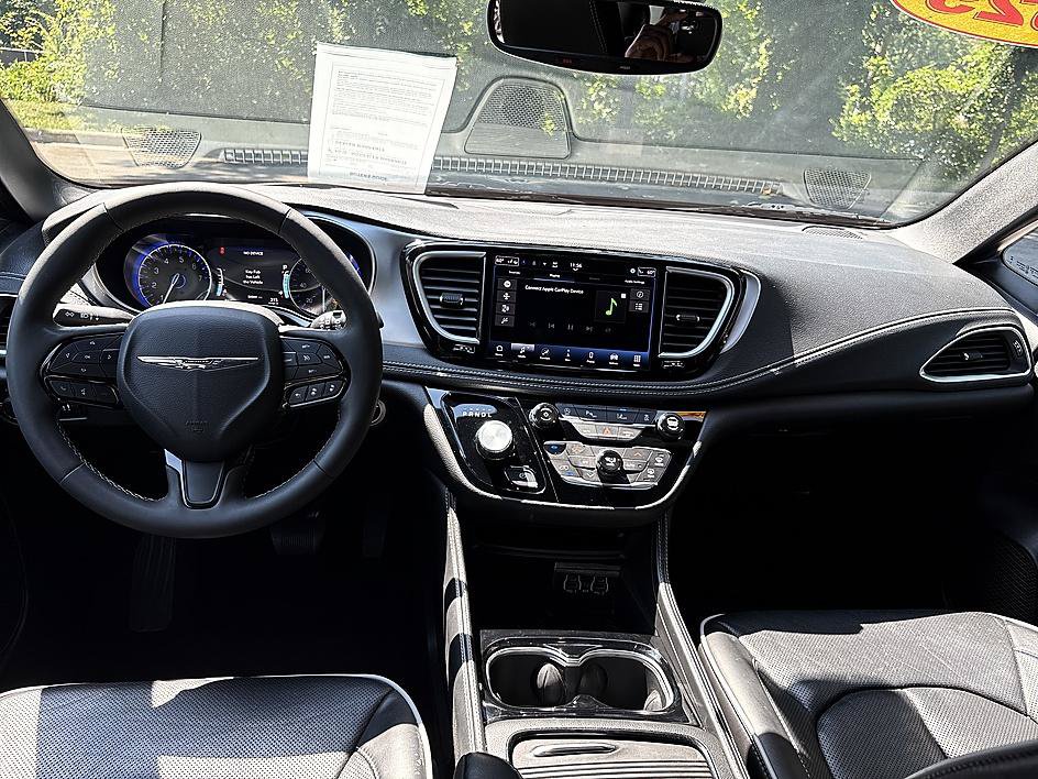 Used 2025 Chrysler Pacifica Limited FWD image 8