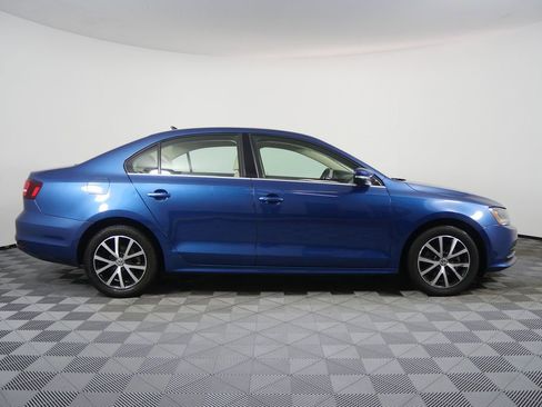 Used 2017 Volkswagen Jetta SE image 2