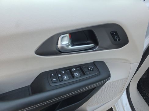 Used 2024 Chrysler Pacifica Touring-L image 14