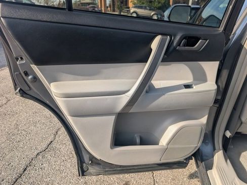 Used 2010 Toyota Highlander SE image 18