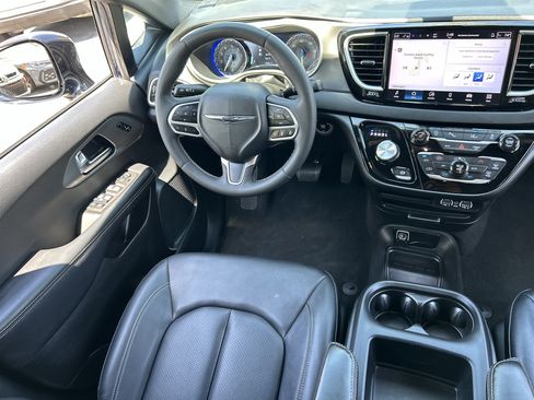 Used 2025 Chrysler Pacifica Select FWD image 13