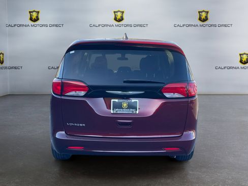 Used 2022 Chrysler Voyager LX image 4