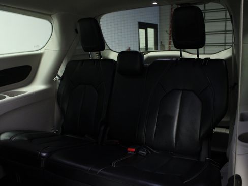 Used 2023 Chrysler Pacifica Touring-L FWD image 14