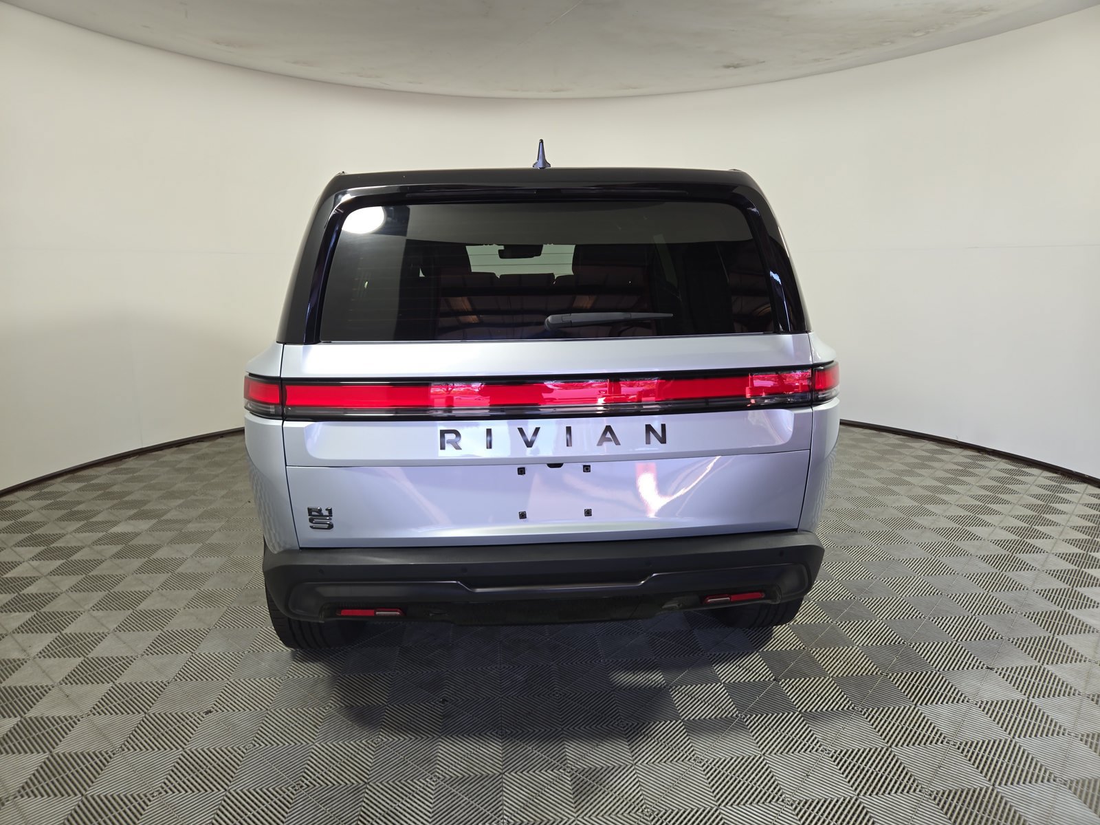 Used 2025 Rivian R1S Adventure Dual AWD/4WD image 4