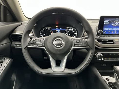 Used 2025 Nissan Altima 2.5 SV FWD image 15
