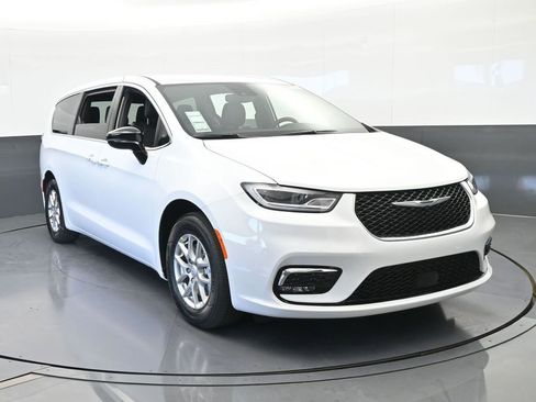 New 2026 Chrysler Pacifica Select image 9