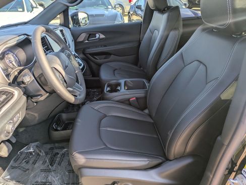 New 2026 Chrysler Pacifica Select image 10