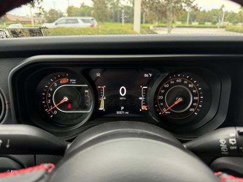 Used 2024 Jeep Wrangler Unlimited Rubicon AWD/4WD image 13