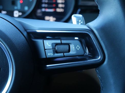 Used 2025 Porsche Macan image 26