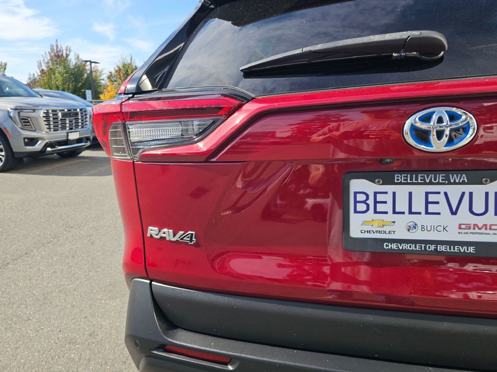 Used 2021 Toyota RAV4 XLE Premium AWD/4WD image 16