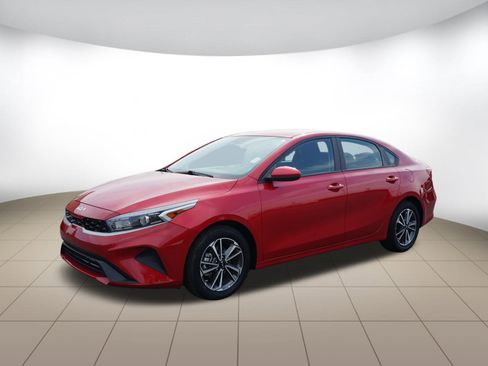 Used 2023 Kia Forte LXS image 3