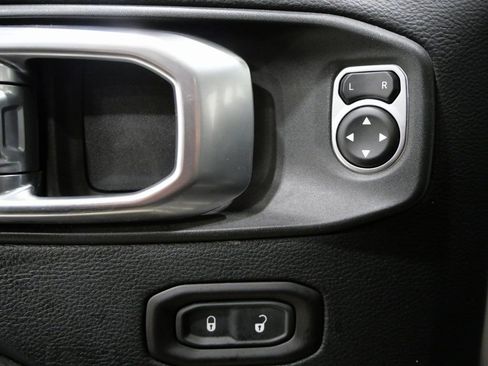 Used 2018 Jeep Wrangler Unlimited Sahara image 14