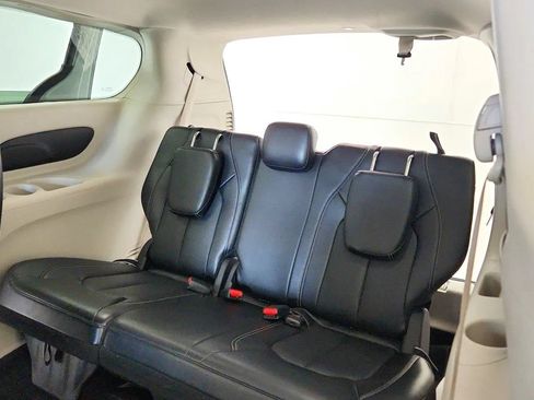 Used 2024 Chrysler Pacifica Touring-L FWD image 24