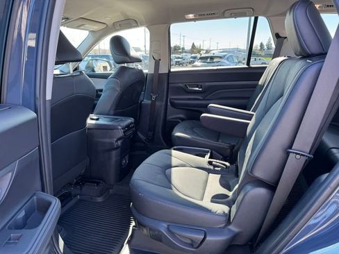 Used 2024 Toyota Grand Highlander AWD image 16