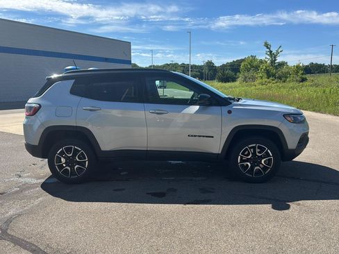 Used 2024 Jeep Compass Trailhawk AWD/4WD image 6