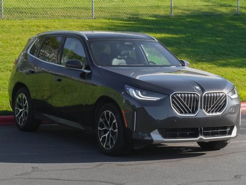 Used 2025 BMW X3 xDrive30i AWD/4WD image 2