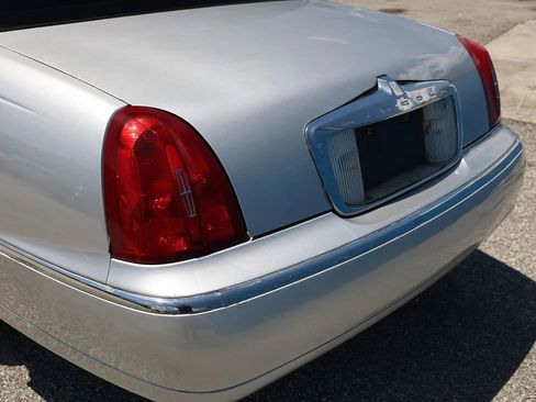 Used 2001 Lincoln Town Car Signature RWD image 29