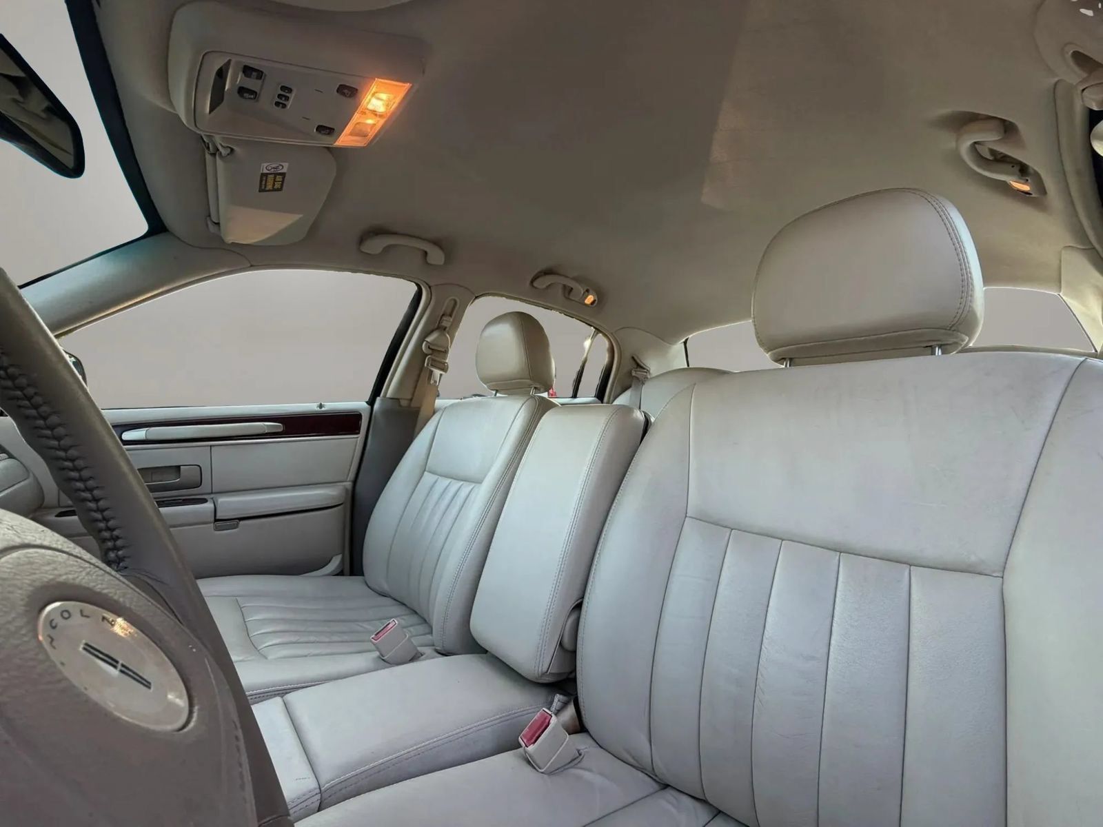 Used 2003 Lincoln Town Car Executive RWD image 10