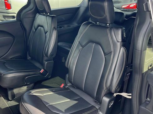 Used 2025 Chrysler Pacifica Select image 22