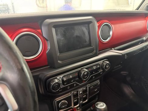 Used 2020 Jeep Wrangler Unlimited Rubicon w/ LED Lighting Group AWD/4WD image 19