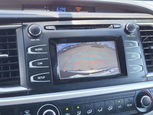 Used 2016 Toyota Highlander LE AWD/4WD image 17