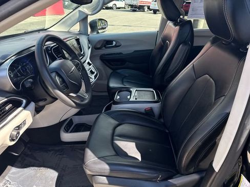Used 2023 Chrysler Pacifica Touring-L FWD image 15