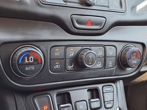 Used 2021 GMC Terrain SLE w/ Driver Convenience Package FWD image 8
