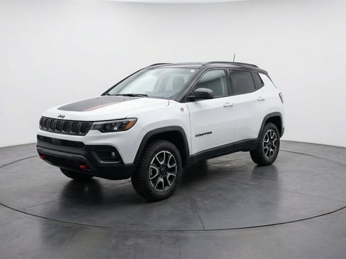 Used 2025 Jeep Compass Trailhawk AWD/4WD image 3