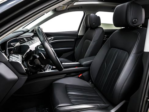 Used 2022 Audi e-tron Premium w/ Convenience Plus Package image 17