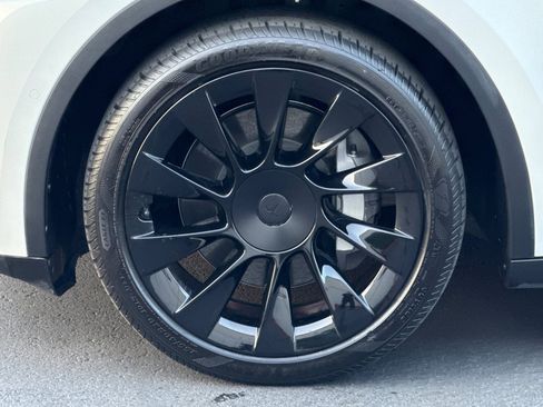 Used 2020 Tesla Model Y Long Range image 33