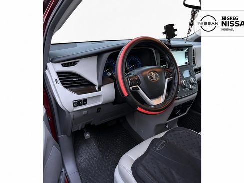 Used 2018 Toyota Sienna XLE w/ XLE Navigation Package FWD image 9