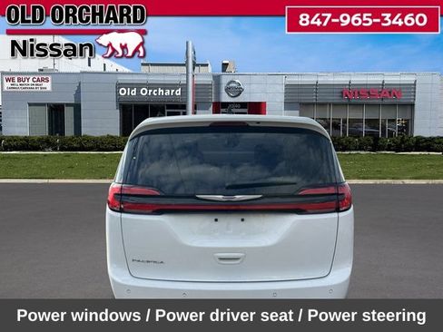 Used 2024 Chrysler Pacifica Touring FWD image 6