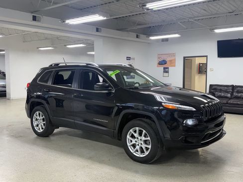 Used 2017 Jeep Cherokee Latitude w/ Safety/Convenience Group image 2
