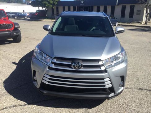 Used 2019 Toyota Highlander XLE AWD/4WD image 2