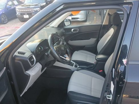 Used 2025 Hyundai Venue SEL FWD image 4